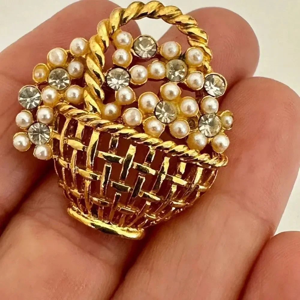 Gold tone faux pearl and rhinestone small brooch